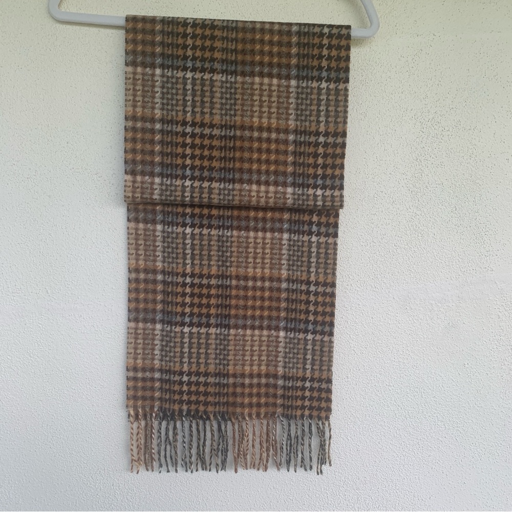 Preston and York soft houndstooth scarf. NWT